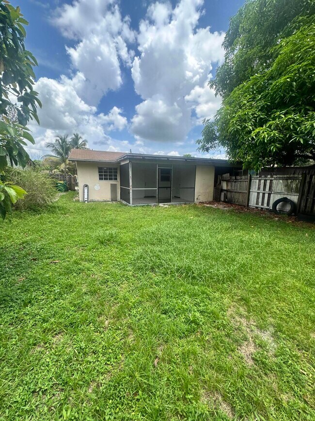 Building Photo - 5644 NW 14th Ct