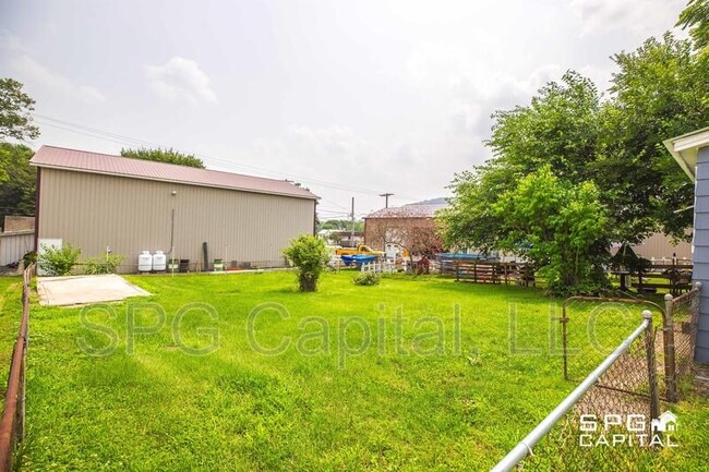 Building Photo - 422 N High St