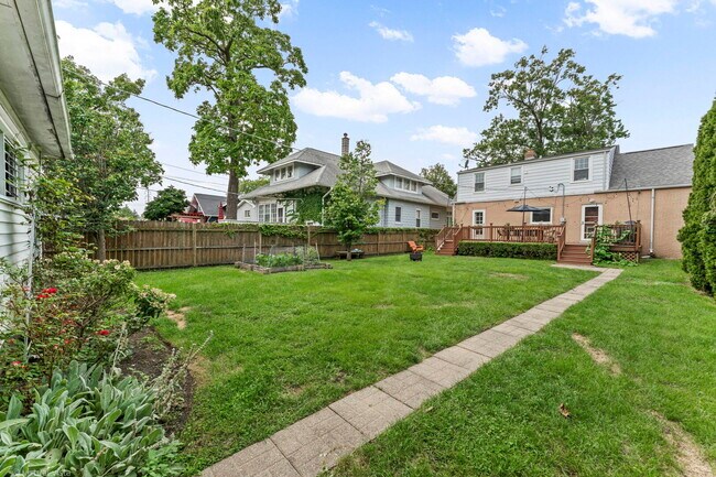 Building Photo - 759 Laurel Ave