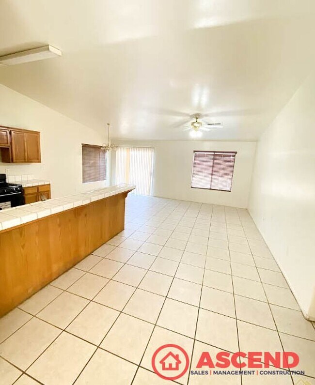 Building Photo - 3 Bedroom 2 Bath House in SE Bakersfield - Apply Today!