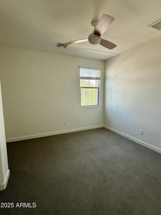 Building Photo - 955 E Danbury Dr