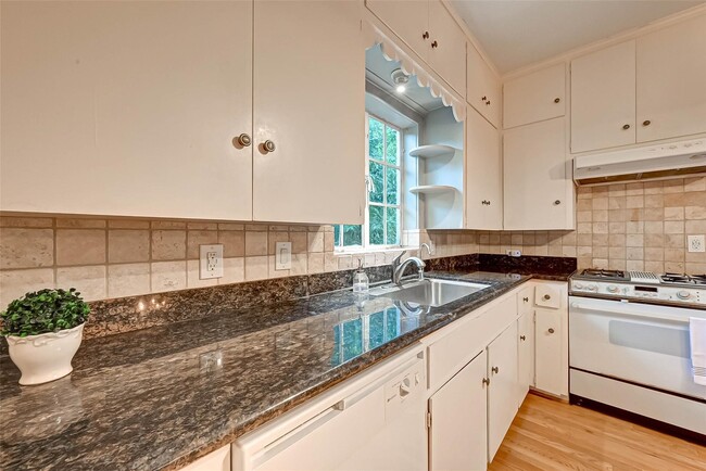 Building Photo - 4628 Roseneath Dr