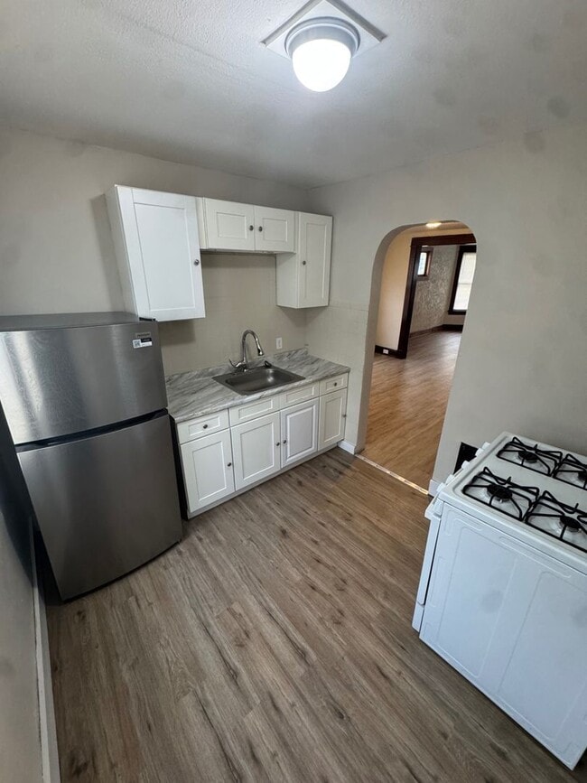 Building Photo - 3245 W 99th St