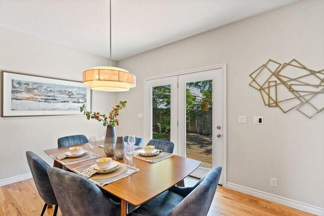 Building Photo - Charming Awbrey Butte Home Available NOW