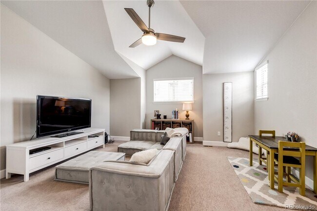 Building Photo - Lage & Beautiful 4 bedroom Townhome in Aurora