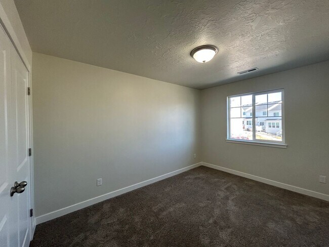 Building Photo - 3 Bedroom 2.5 Bathroom Townhome in Lehi!