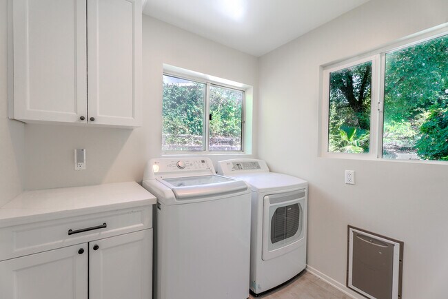 Building Photo - 24332 Hatteras St