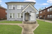 Building Photo - 2704 Truxillo St