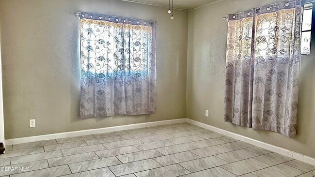 Building Photo - 5133 Pikes Peak Dr