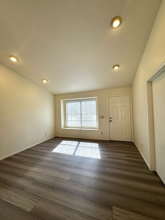 Building Photo - 4 BEDROOMS CULDESAC LOT ACROSS FROM PARK