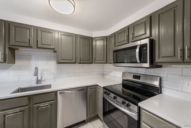 Building Photo - 10 Clarmore Dr