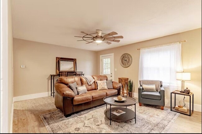 Building Photo - 906 North Main Street