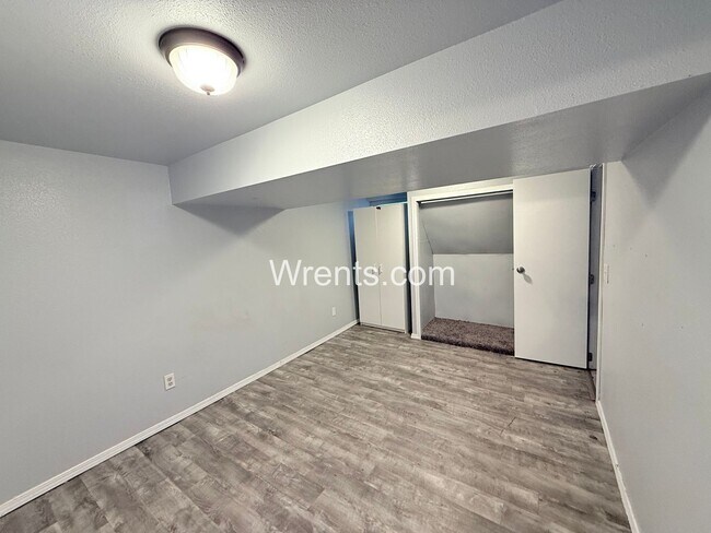 Building Photo - 5 bed 2.5 bath home