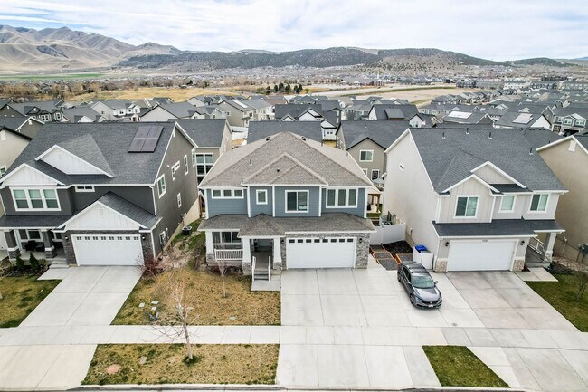 Building Photo - 6 Bedroom 3.5 Bathroom House in Saratoga Springs!