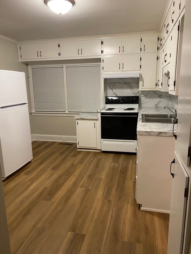 Building Photo - Yellow (417)