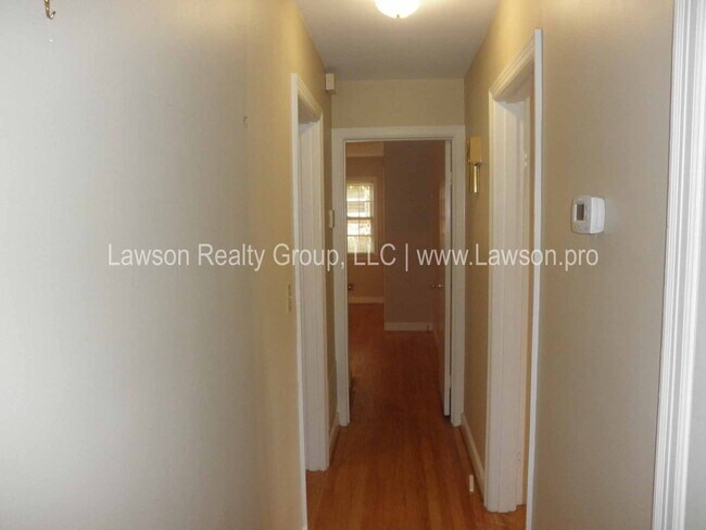 Building Photo - Conveniently Located, Spacious Salem Home