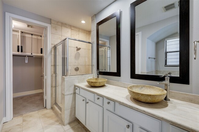 Building Photo - 3245 Maxroy St