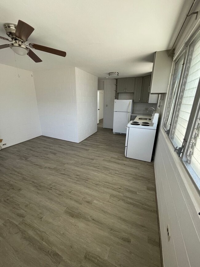 Building Photo - EL_086