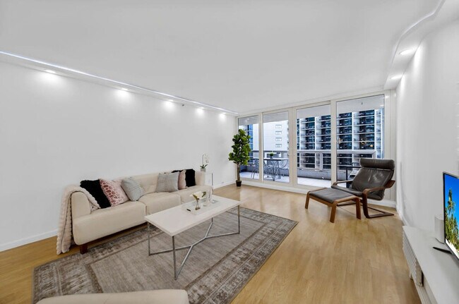 Building Photo - 1717 N Bayshore Dr