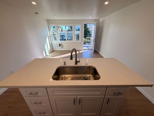 Building Photo - Modern Open Concept1 Bed + 1 Bath Upstairs Unit + In-Unit Laundry + AC