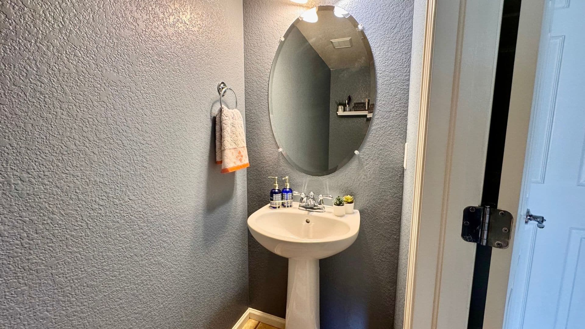 Building Photo - 2208 Buttercup St