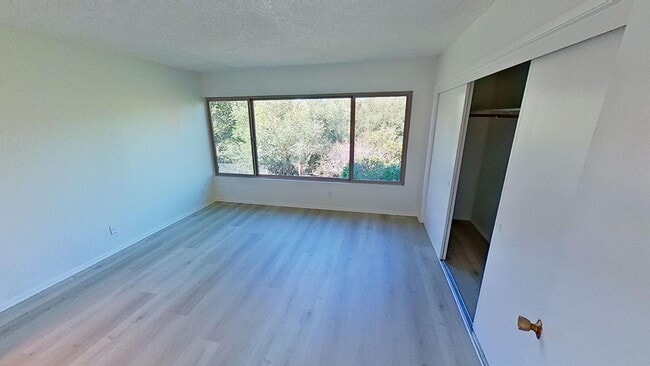 Building Photo - Bright and Spacious 2-Bedroom Condo in Gol...