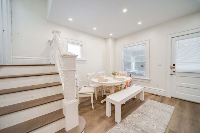 Building Photo - Massive 10 Bedroom Newly Renovated House P...