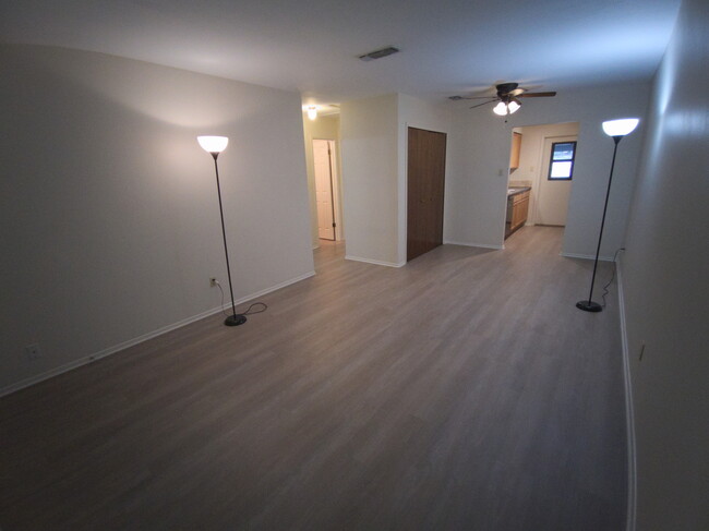 Building Photo - 327 Briarwood Dr