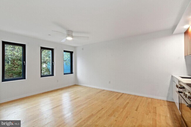 Building Photo - 152 W Laurel St