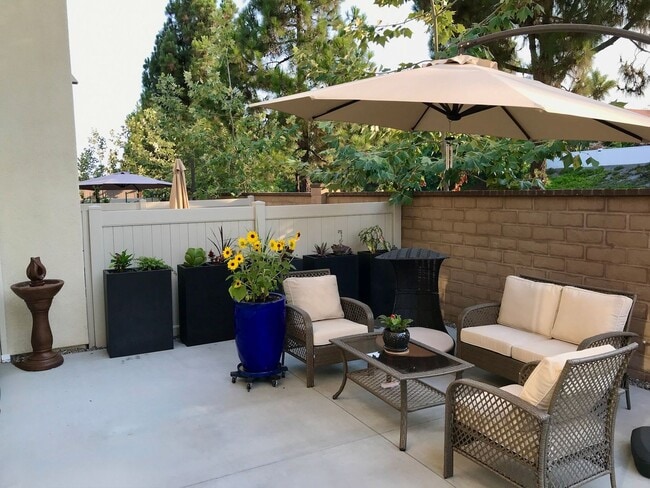Building Photo - Stunning 3-Bed/2.5-Bath End Unit Condo with Solar & Large Yard