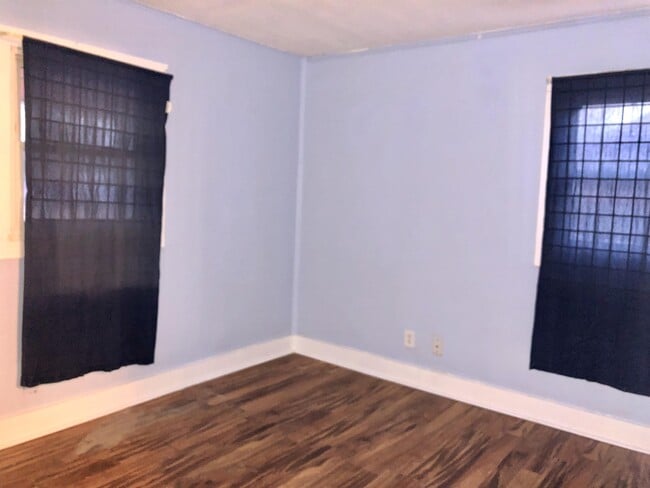 Building Photo - 924 N Sunset Ave
