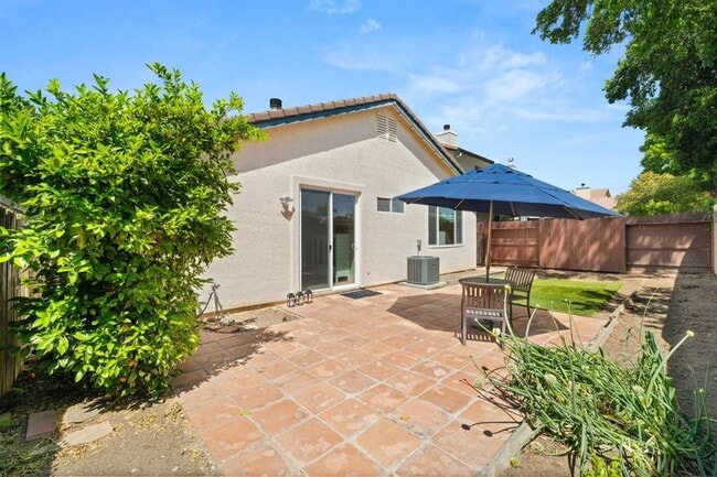 Building Photo - Adorable 3 bedroom 2 bath home