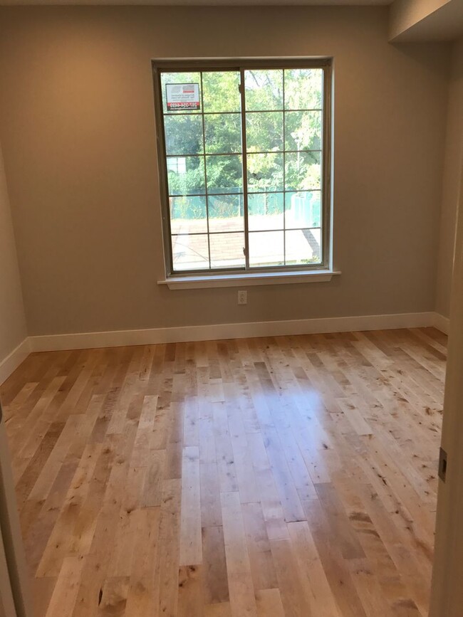 Building Photo - Bi-level 2fl 3fl 4B3B unit | Walking dista...
