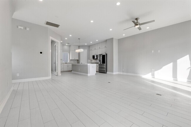 Building Photo - 6106 Clarkson Ln