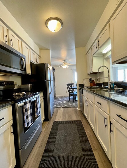 Building Photo - 1335 Summit Ave