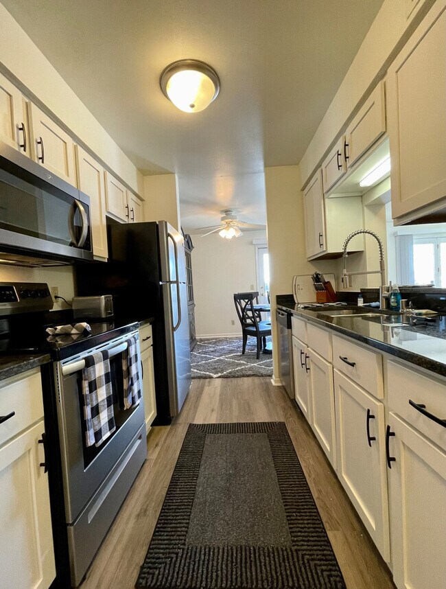 Building Photo - 1335 Summit Ave