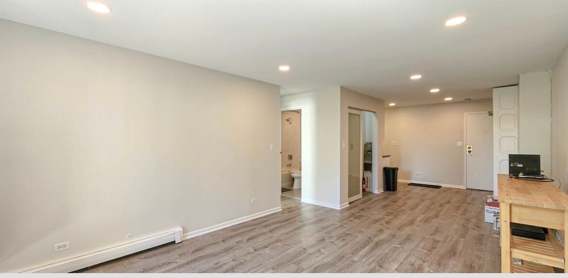 Building Photo - 3900 N Pine Grove Ave