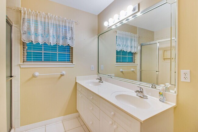 Building Photo - 366 Bay Tree Dr