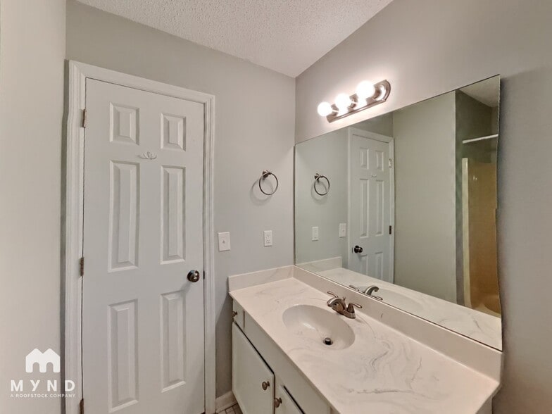 Building Photo - 2122 Yorkshire Ct