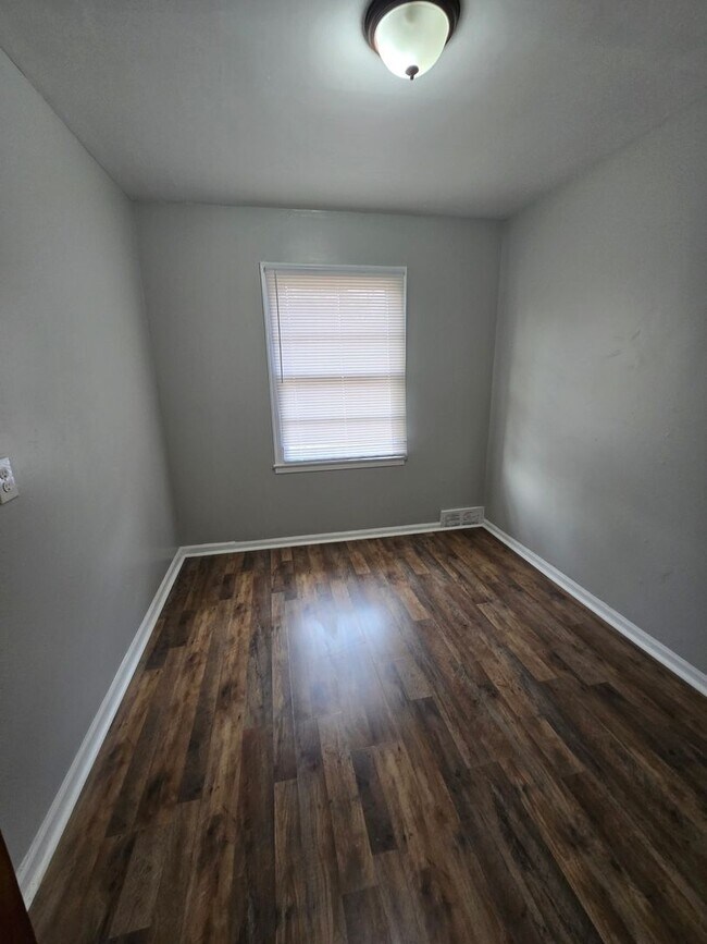 Building Photo - Three Bedroom Home Located in Warren Township near 10th and Franklin Rd