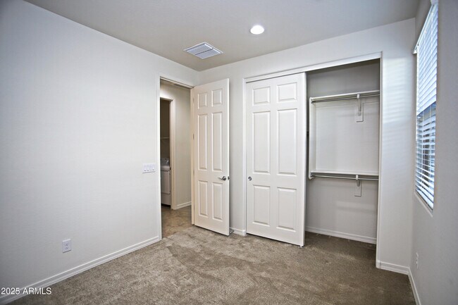 Building Photo - 1005 W Finch Dr