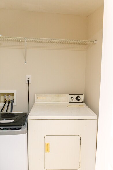 Building Photo - 116 America St