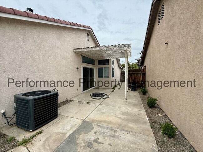 Building Photo - Cute 3 Bed/2 Bath SW Bakersfield Home w/ Solar, RBP & $0 Deposit Option