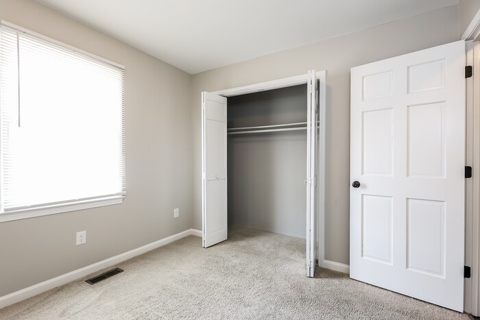 Building Photo - 207 Pinonwood Dr