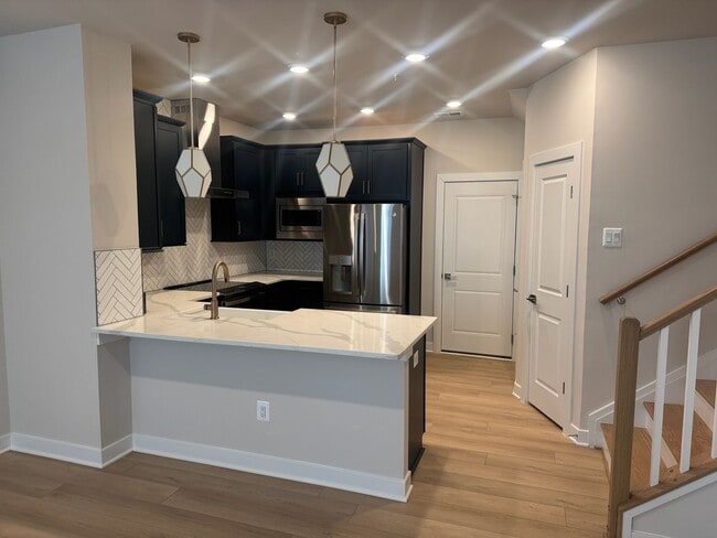 Building Photo - 3BD/2.5Ba Brand New End-Unit condo in vibrant One Loudoun