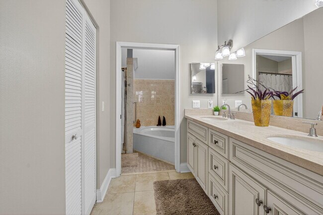 Building Photo - 190 Temple Ave