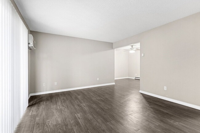 Building Photo - 5943 Walnut Cir Dr