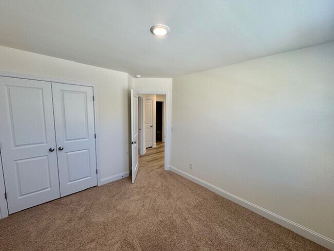 Building Photo - The Grove at Neill's Pointe