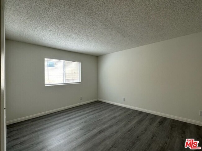 Building Photo - 4832 Rosewood Ave