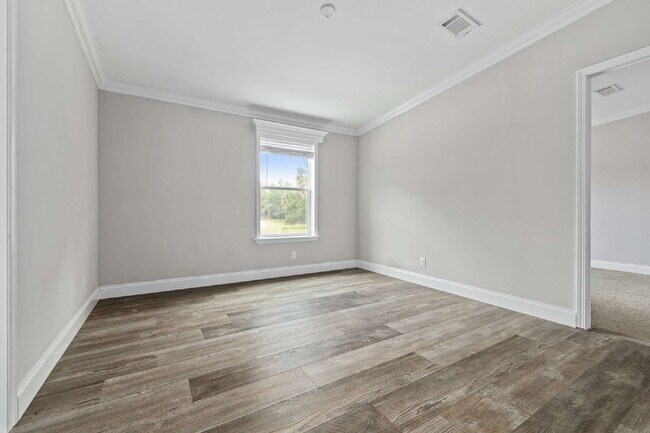 Building Photo - "Spacious 4-Bedroom Retreat with 3400 Sq Ft of Comfort in Gibsonton, FL!"